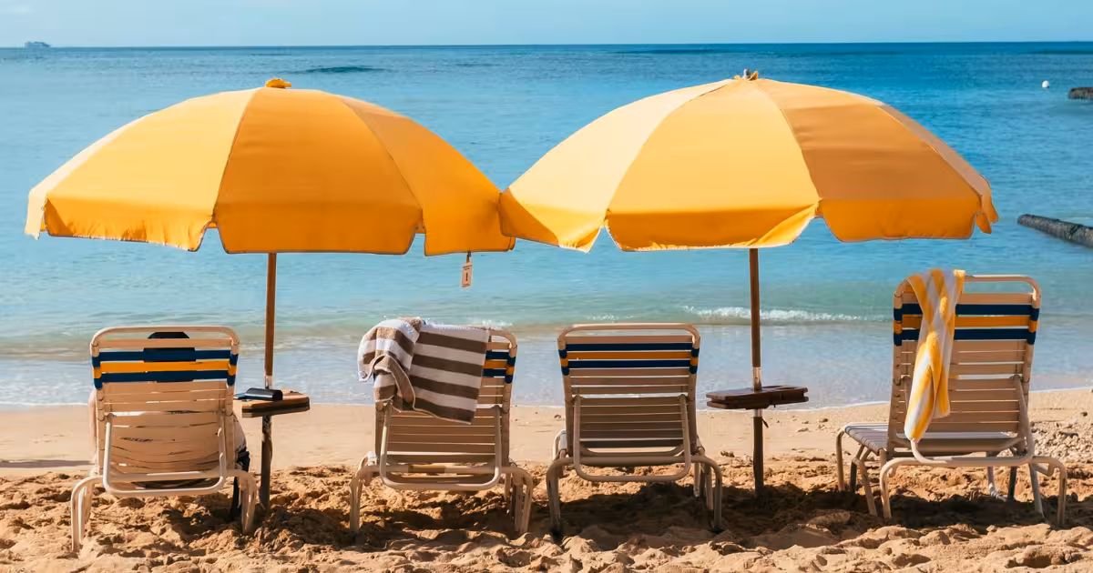 Cadeiras de praia e cenário de descanso representando cálculo de férias 2026