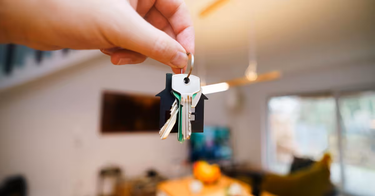 Documento imobiliário sendo analisado com destaque para regras de uso do imóvel