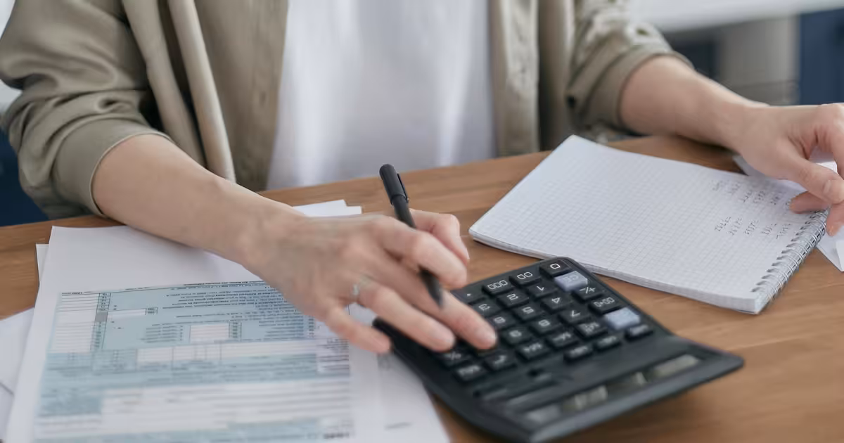 Documentos financeiros organizados para declaração de ausência de débitos