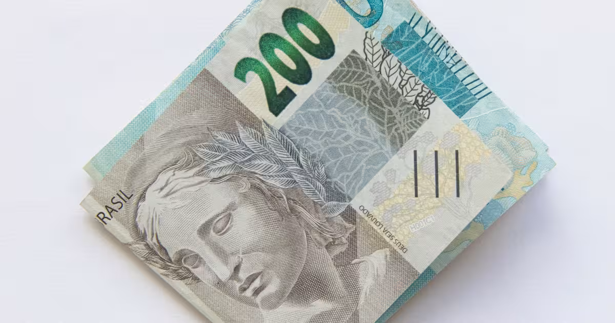 Comparação de salários PJ e CLT com notas de Real e gráficos financeiros