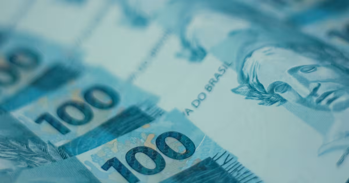 Cálculo do valor das parcelas do Seguro-Desemprego 2026 com notas de real ao fundo