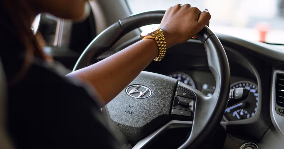 Simulação de financiamento automotivo com chave de carro e gráfico de juros